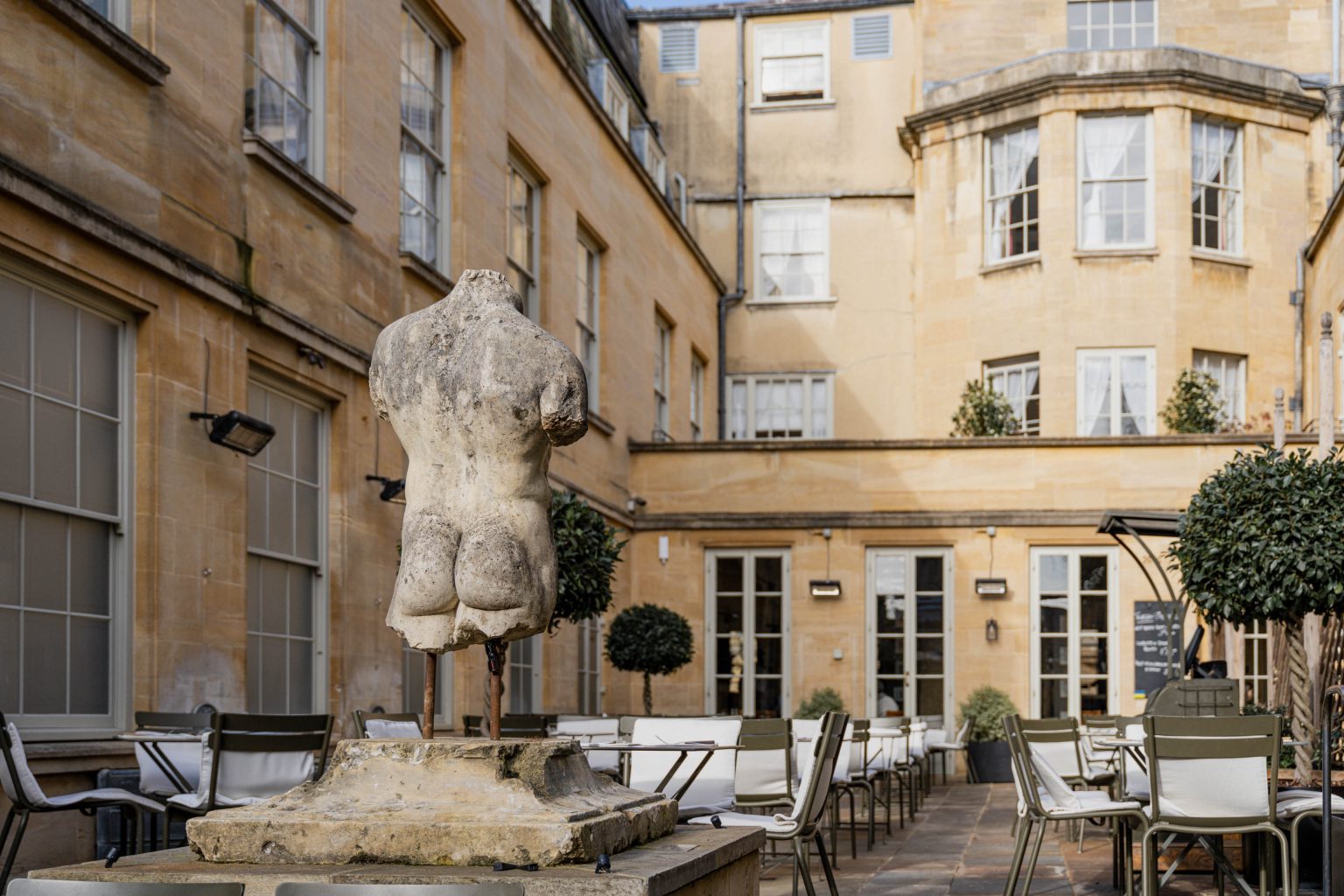 DSC00219-2 - 2023 - Quod Restaurant & Bar - Oxford - High Res - Terrace Outdoor Dining Statue William - Web Hero