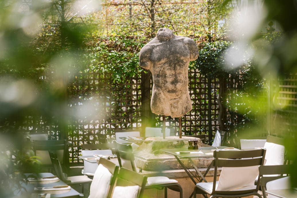 0001 - 2022 - Quod Restaurant & Bar - Oxford - High Res - Italian Terrace Outdoor Dining Statue - Web Feature