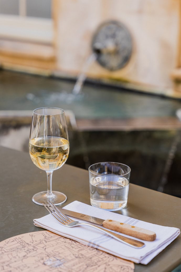 A7R01040 - 2023 - Quod Restaurant & Bar - Oxford - High Res - Italian Garden Terrace White Wine - Web Feature
