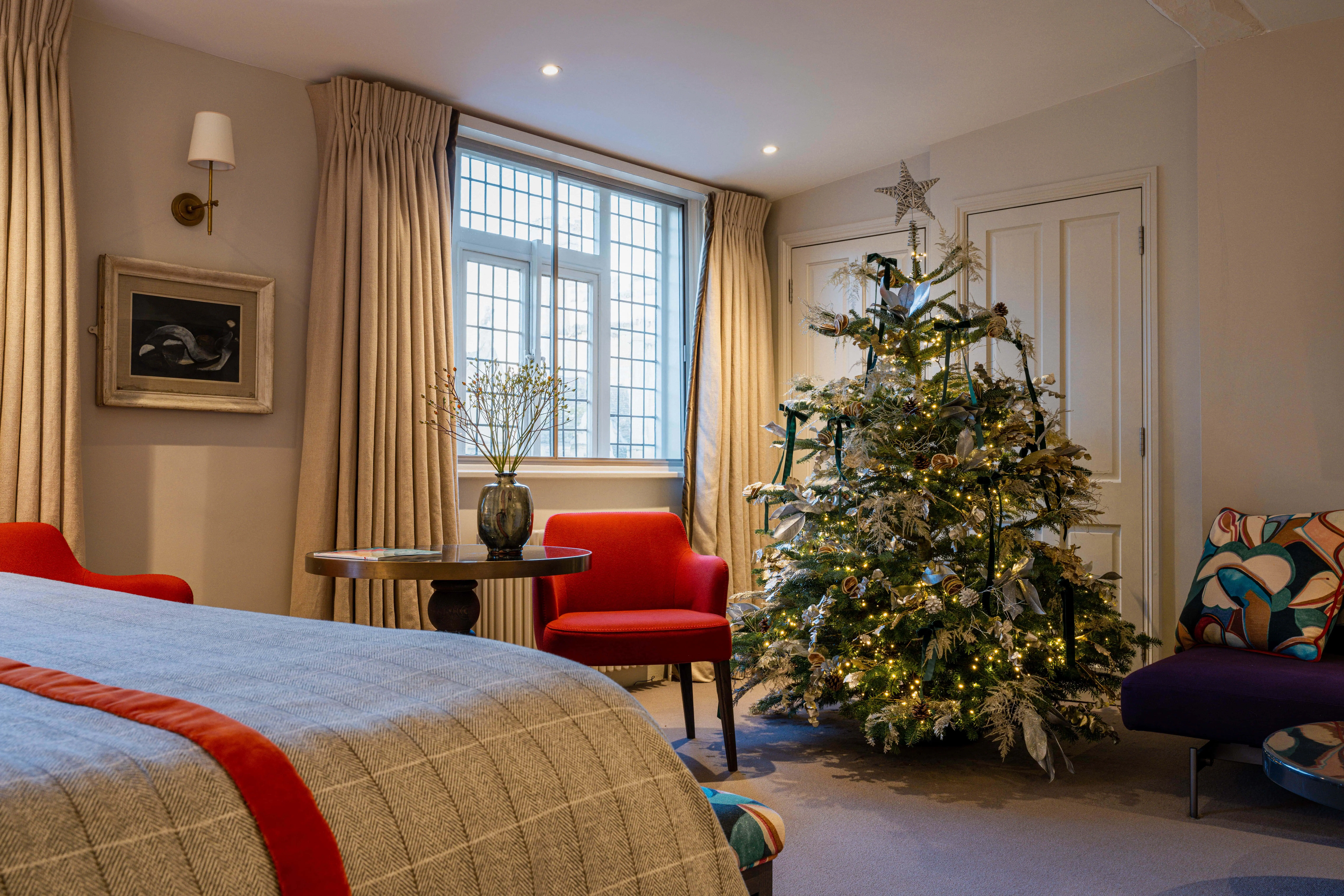 S7R01277-HDR - 2022 - Old Bank Hotel - Oxford - High Res - Festive Suite Christmas Tree-min